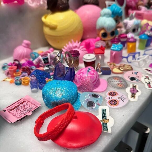 Kids Girls Toy Gold Glitter LOL Surprise Round Case with Dolls & RARE Accessorie - Picture 5 of 10